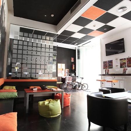 Hostels Meetingpoint Мадрид Экстерьер фото