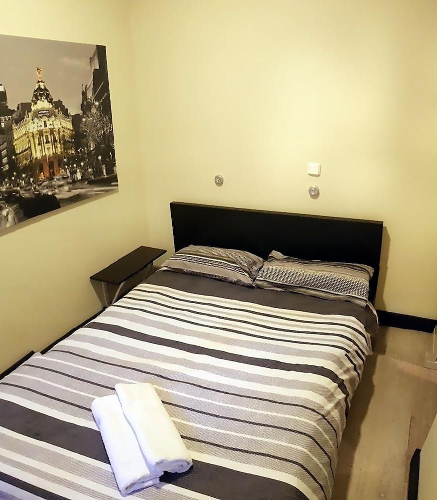 Hostels Meetingpoint Мадрид Экстерьер фото